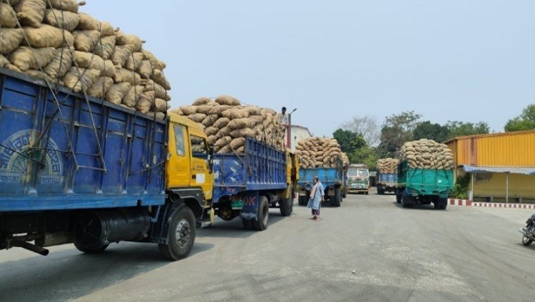 ট্রান্সশিপমেন্ট বাতিল হলেও স্বাভাবিক বাংলাবান্ধা, নেপালে গেল ১৪৭ টন আলু